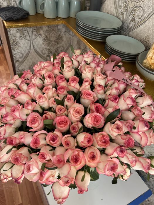 Свежие цветы роза и гортензия с кустовых роз