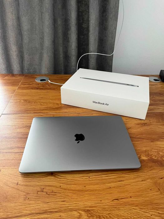 MacBook Air M1 13" (Apple Silicon), 8GB RAM, 256GB SSD - Ca NOU (Sub 100 utilizări), Cutie Completă