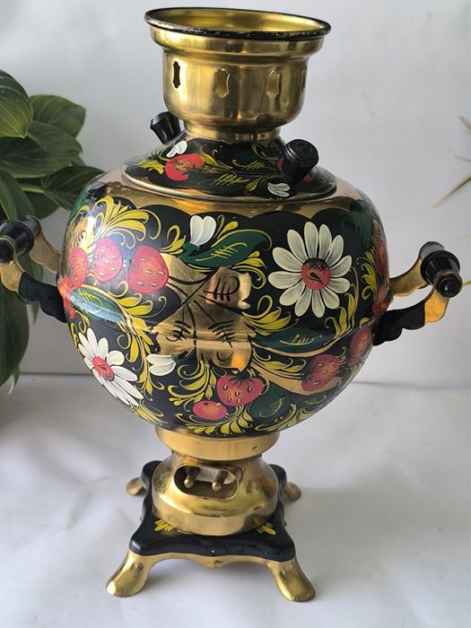 Руски самовар рисуван