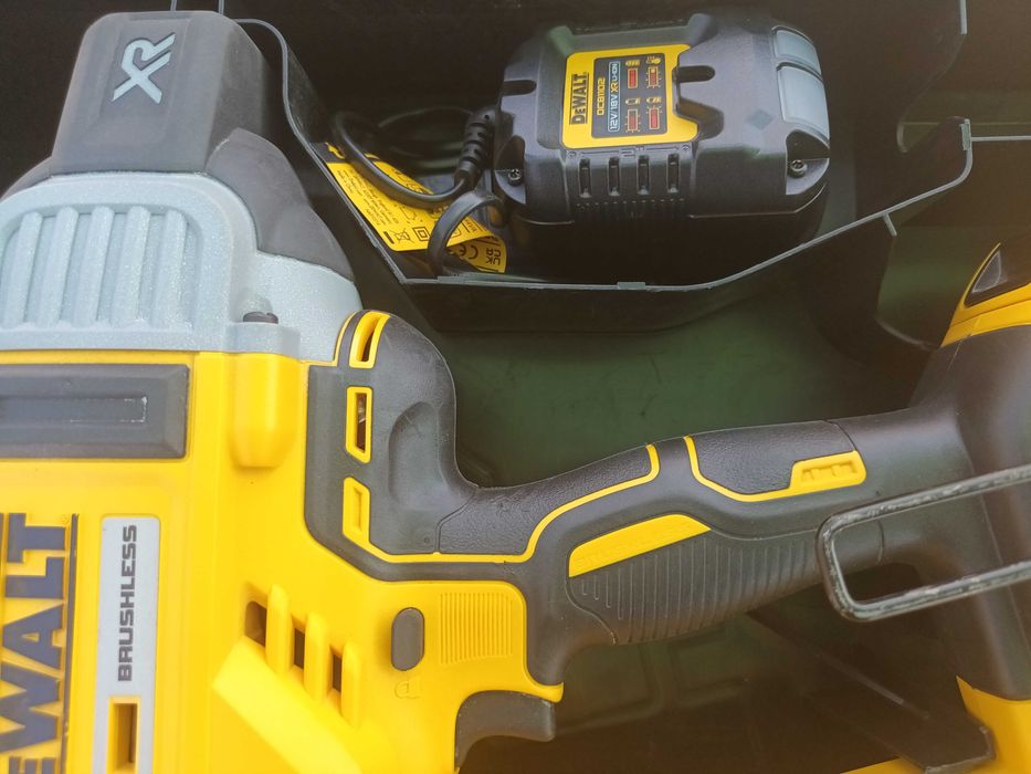 Dewalt DCN 890 - акумолаторен такер за пирони