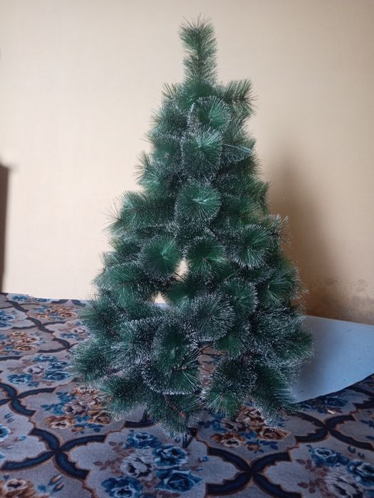 Yangi yil archasi sotiladi