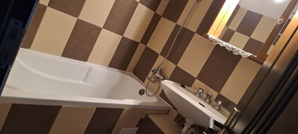 Inchiriez apartament o camera