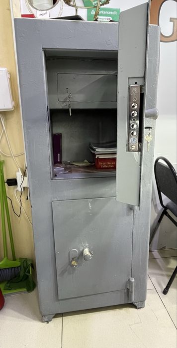 Сейф металлический с песком.