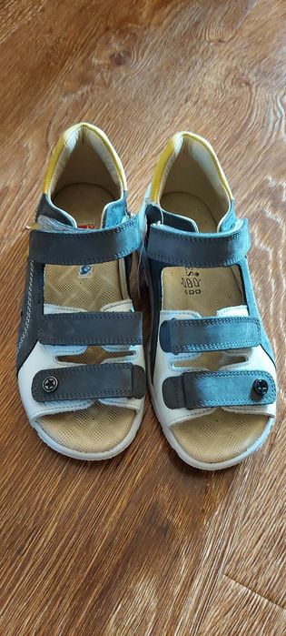 Продам сандали на мальчиков.