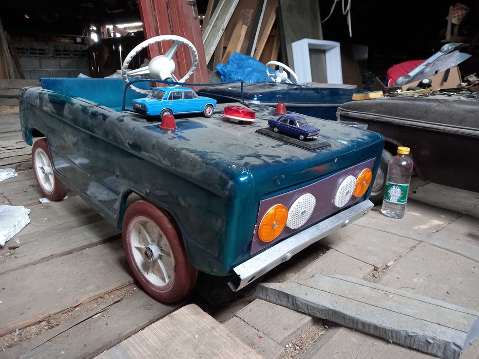 Vând mașina cu pedale veche