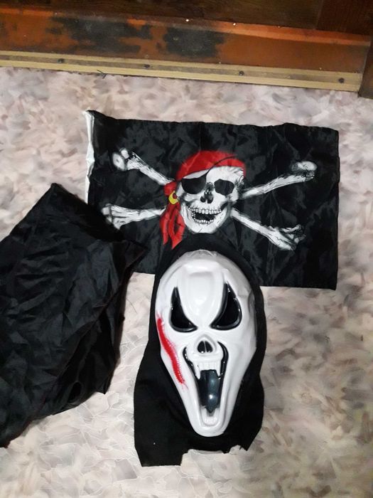 мишура, маски, игрушки