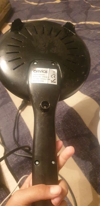 Мощность 700 Вт — быстро нагревается и равномерно пропекает.