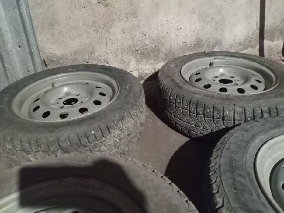 Продам зимние шины от лады