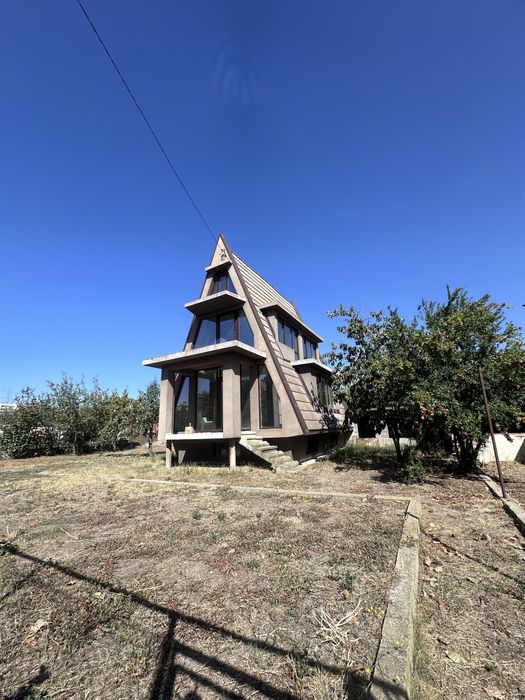 Масивна къща с дворно място