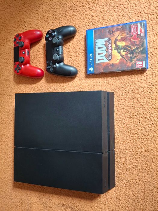Продавам PlayStation 4  конзола 500 GB с 2 контролера и 1 игра