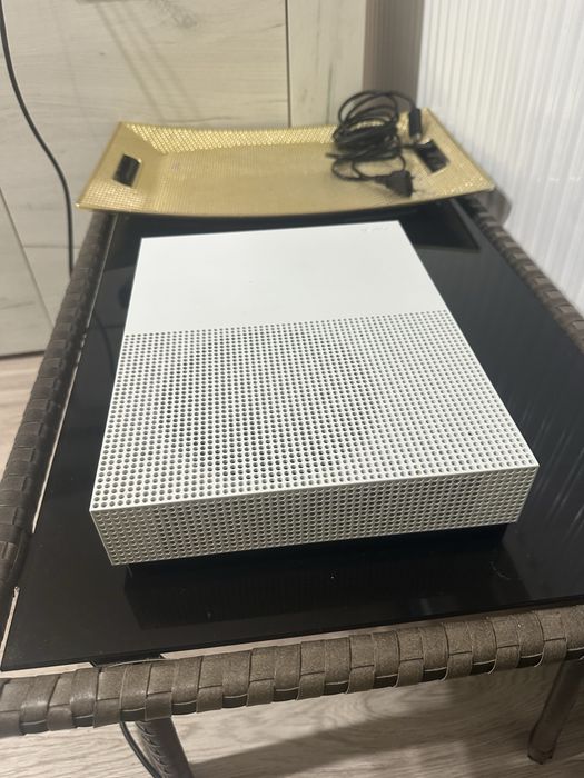 Xbox one S 1tb + 4 jocuri + cabluri