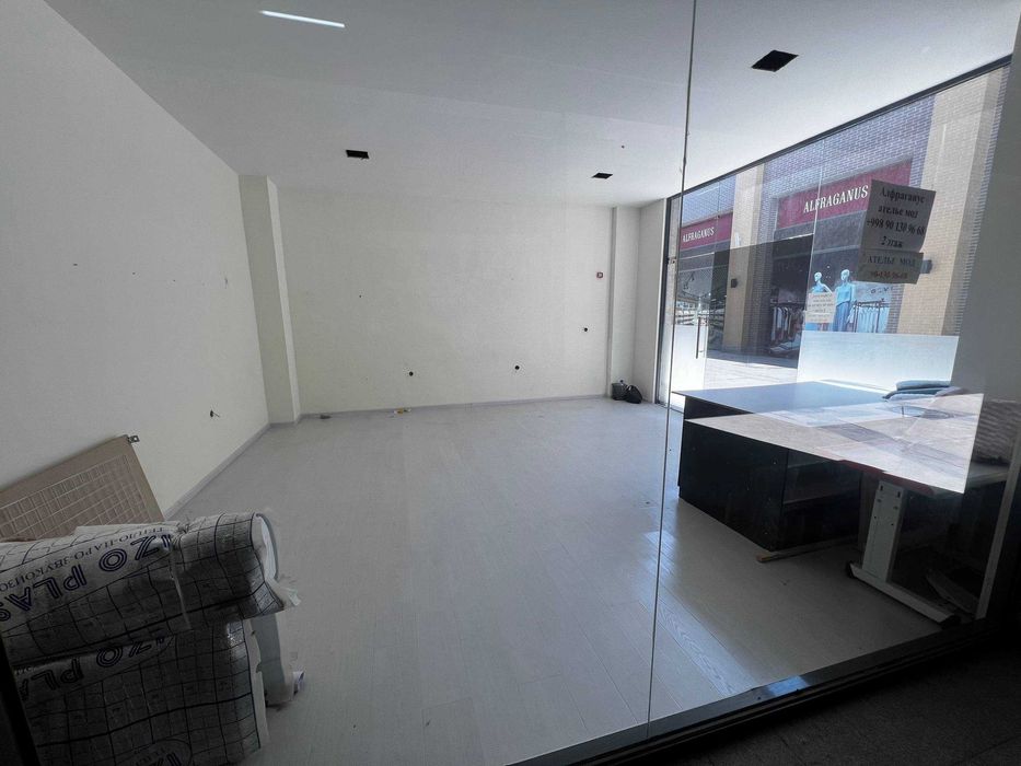 Сдаётся срочно угловое 35м² с витражами с 2 сторон — 500$