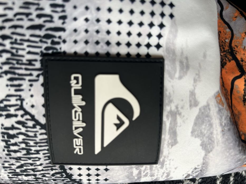 Продавам яке Quiksilver