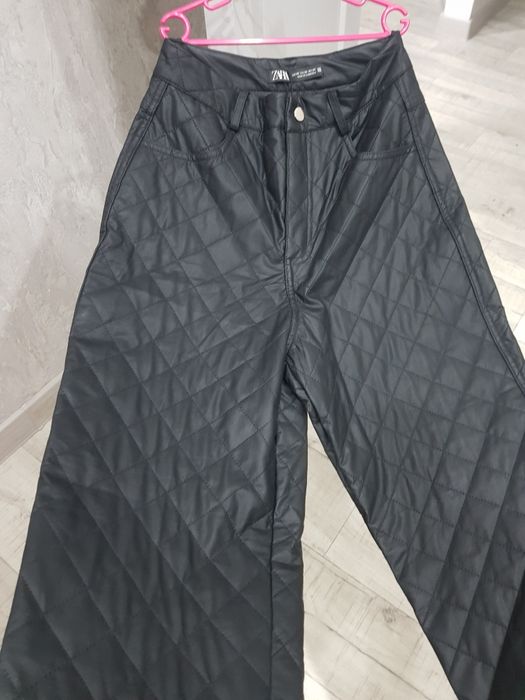 Брюки стеганные эко кожа. ZARA