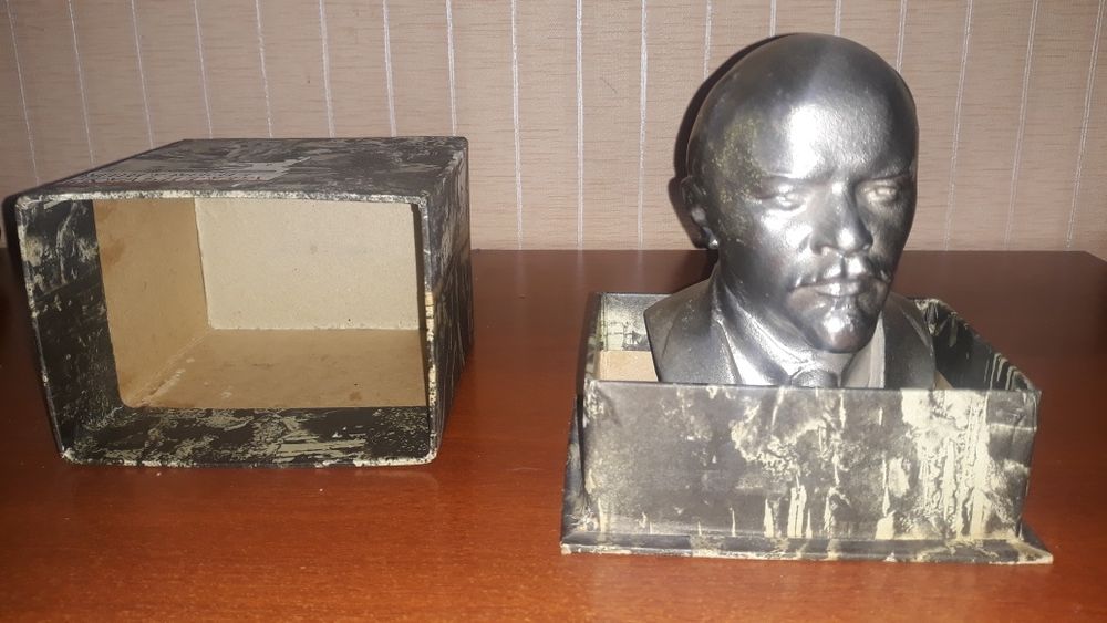Бюст Ленина В.И .