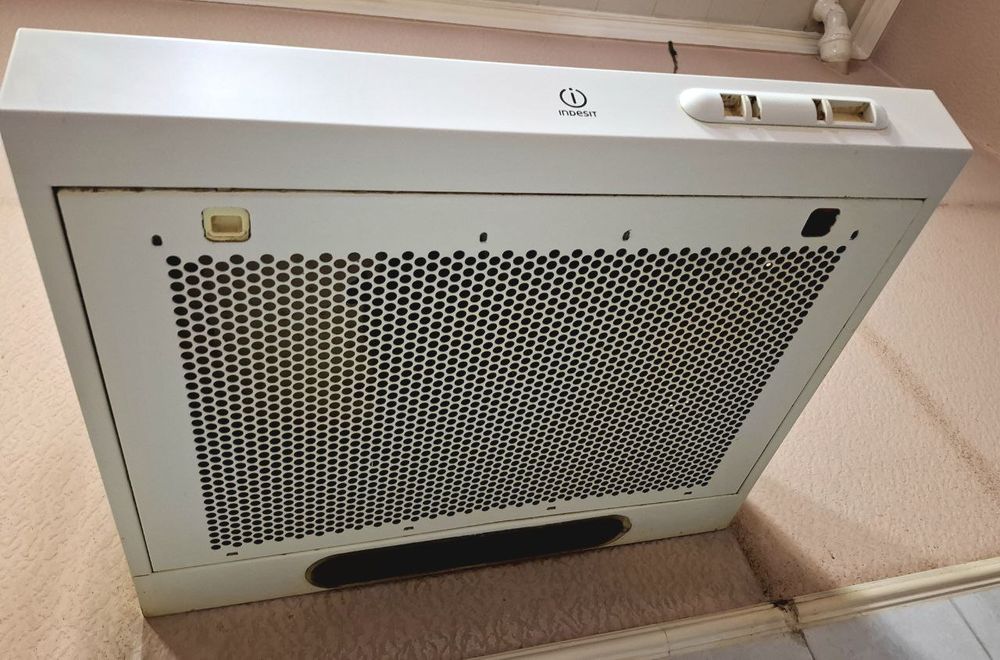 Продаётся вытяжка для кухни фирма indesit.Полностью врабочем состоянии