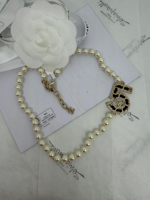 Сотуары и чокеры от Chanel