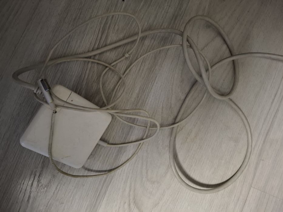 MacBook Pro 13" 2010 SSD 256GB + зарядно + мишка (работещ)