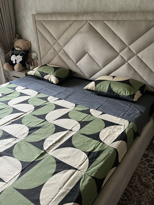 двухспальная кровать с хранением, матрасом и 2-мя тумбами