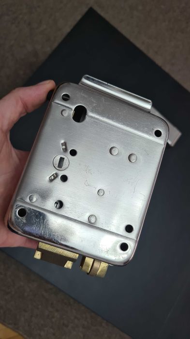 Yala electromagnetica UNIVERSALA aplicabila cu memorie mecanica