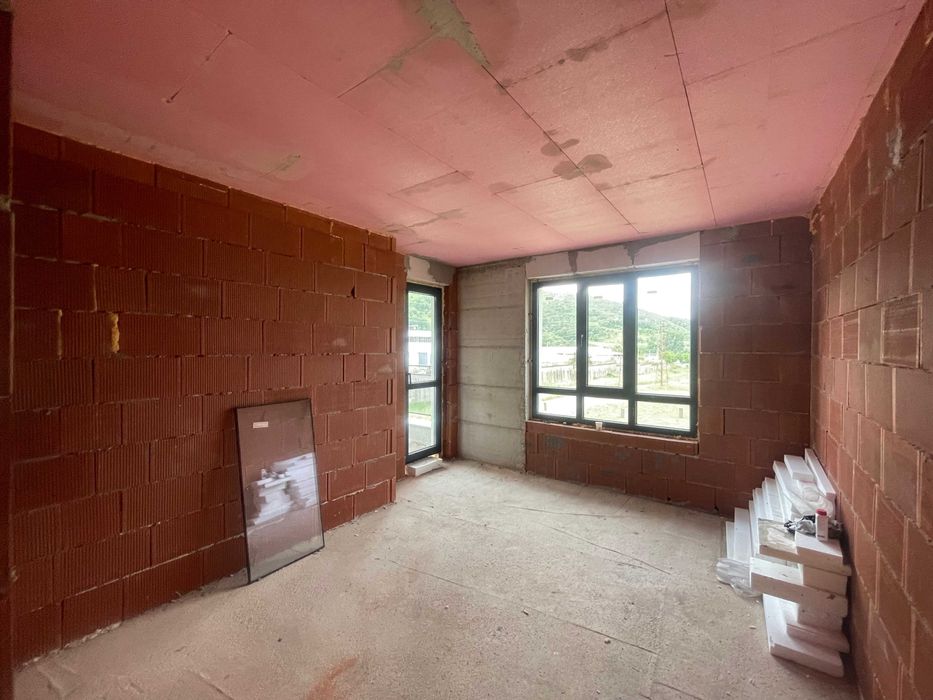 Новопостроена двуетажна къща, разположена в кв. Изгрев