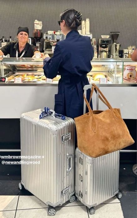 Чемодан в размере L из прочного алюмения.