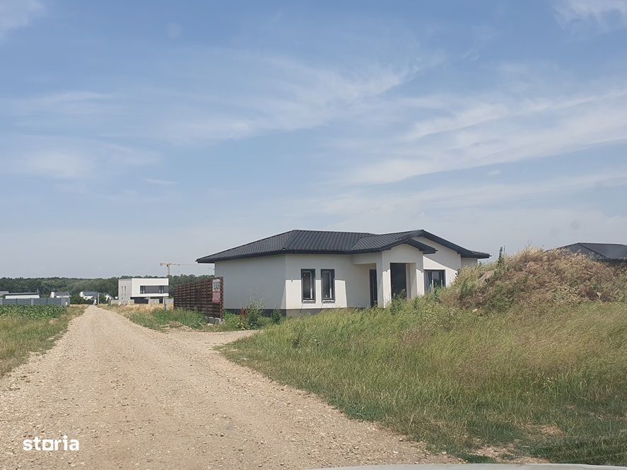 Teren langa padure,case deja construite pe strada, 22500 euro