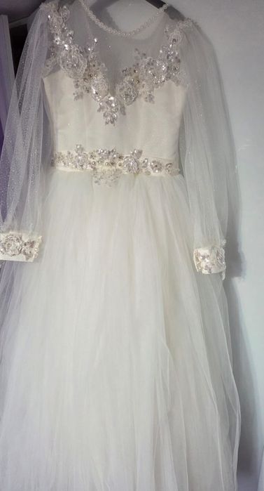 Vând o rochie de mireasa mica de 10-12 ani