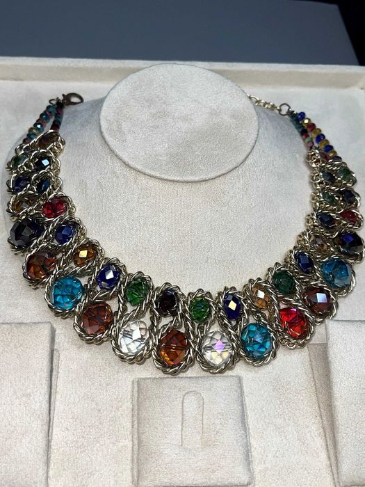 масивно колие шарено с камъни зелено червено гердан елегантно помпозно