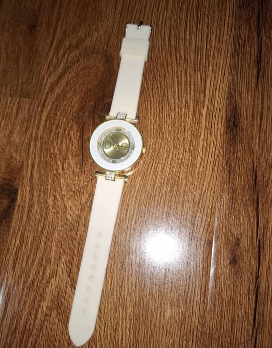 Женские наручные часы в новом состоянии