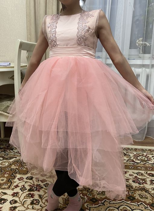 Продам платье на девочку возраст 5-8 лет