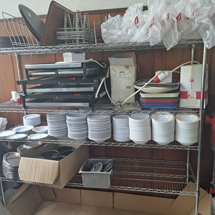 Чинии купички столове хранене за деца