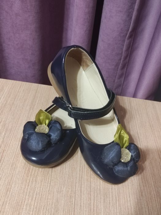 Тёмно-синие туфли с цветком