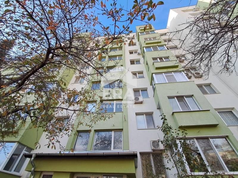 Тристаен ексклузивен апартамент за продажба, с отделна кухня, в санира