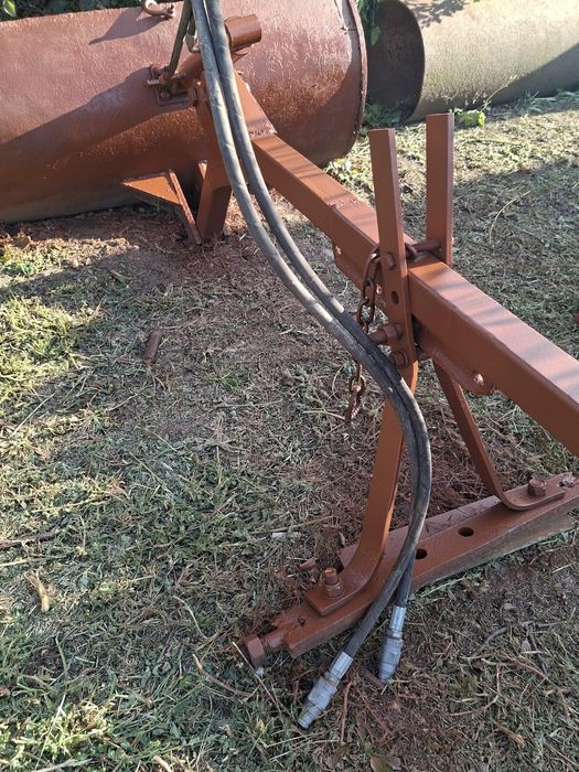 Utilaje tractor: Lamă nivelat pământ / zăpadă + Cupă cu basculare hidraulică pe tiranți