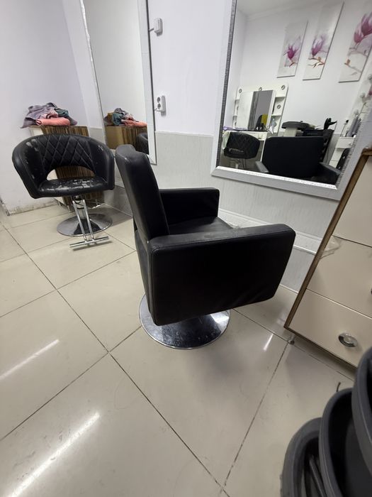 Продаю 2 парикмахерские кресла