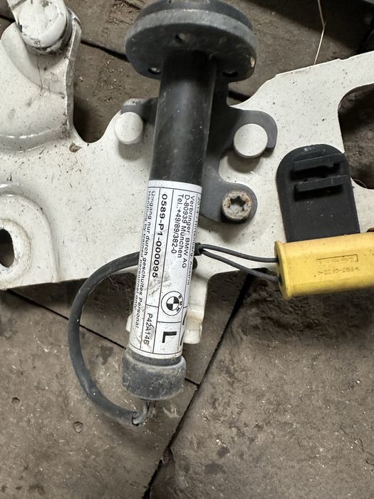 Пиропатрон преден капак BMW F10 F11 бмв ф10 ф11 панти айрбег