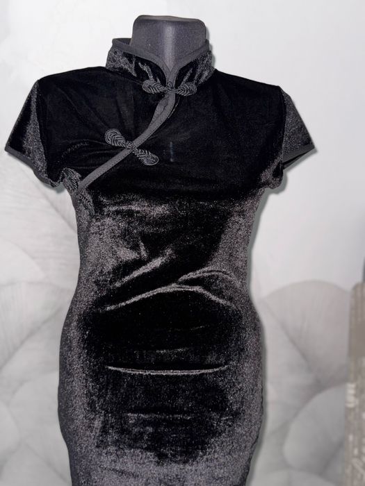 Стильное чёрное платье