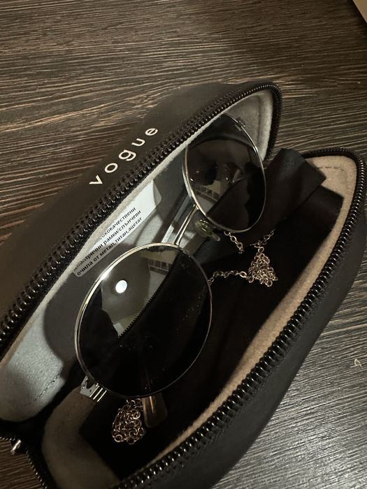 Оригинални слънчеви очила Vogue с аксесоари