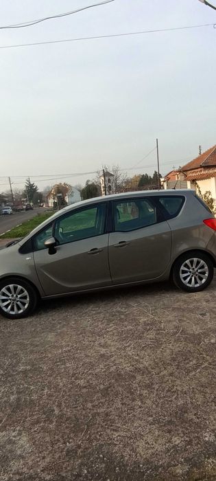 Опел Мерива 2016 бензин продава