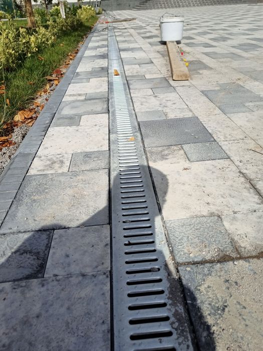 Брусчатка ва кафелда егиладиган сувлар учун копкогли ариклар. Газон