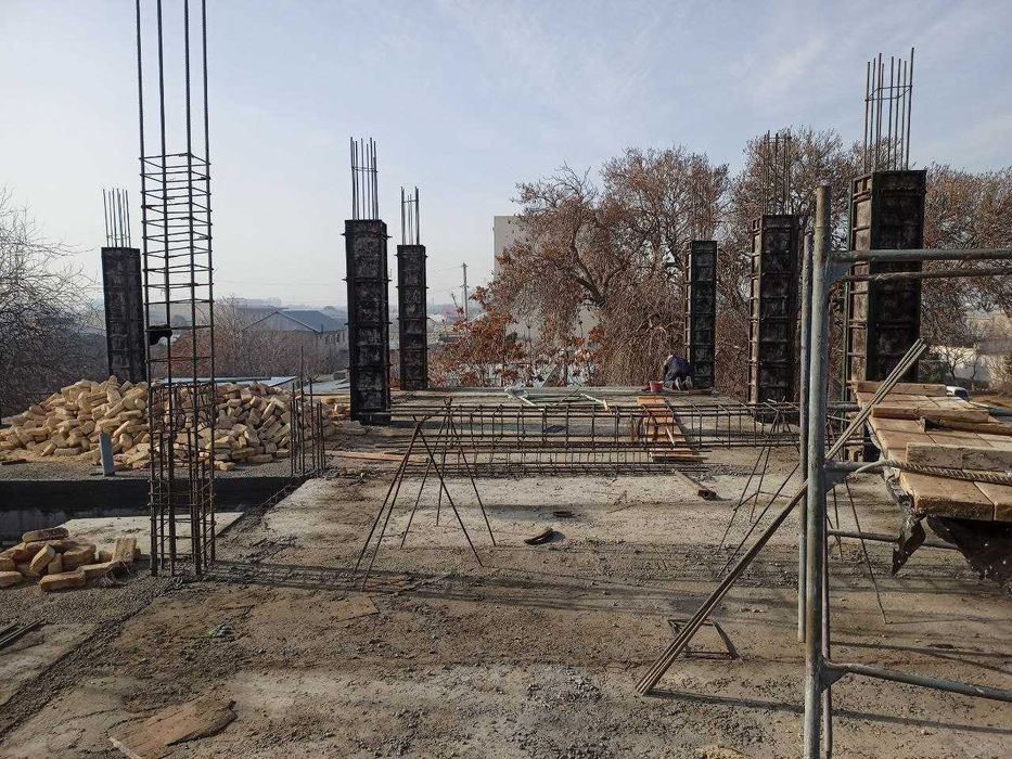 Продаются квартиры и магазины в центре Кагана вдоль дороги.