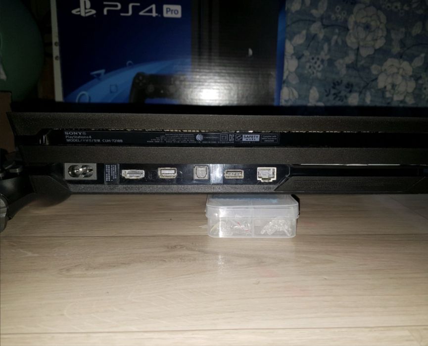 Ps4 pro 1 tb  12.52 gold hen