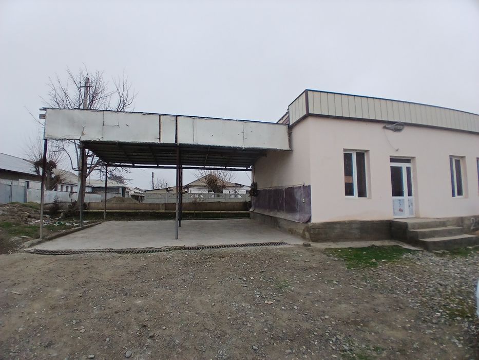 Noturar bino sotiladi (savdo do'kon).