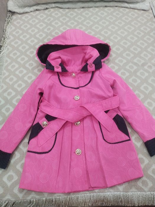 Продам плащ на девочек.
