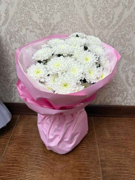 Букет из белых кустовых хризантем.