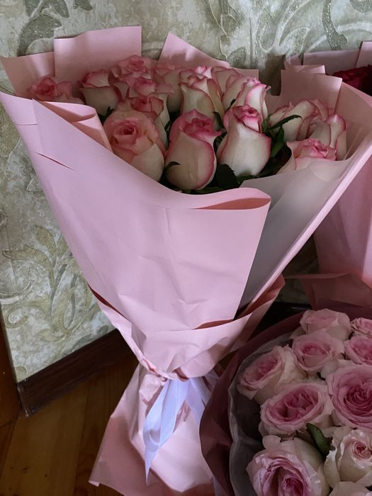 Белые ,красные,розовые цветы