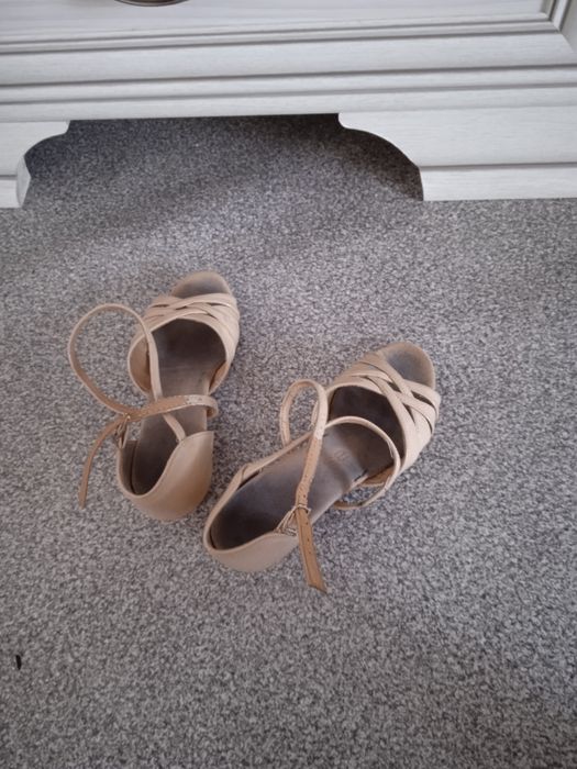 Продам бальные туфли.