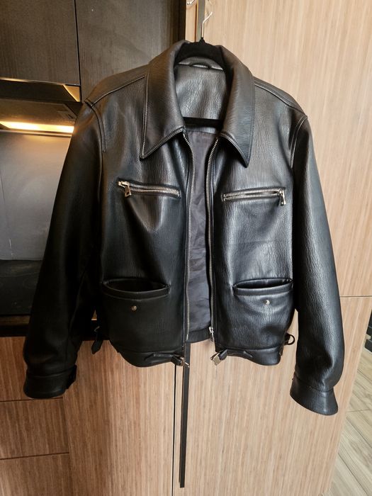 -Продам кожанку.