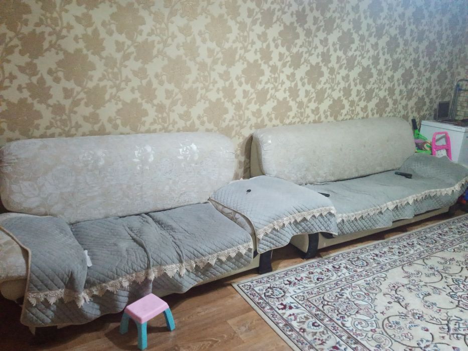 Два дивана бежевого цвета